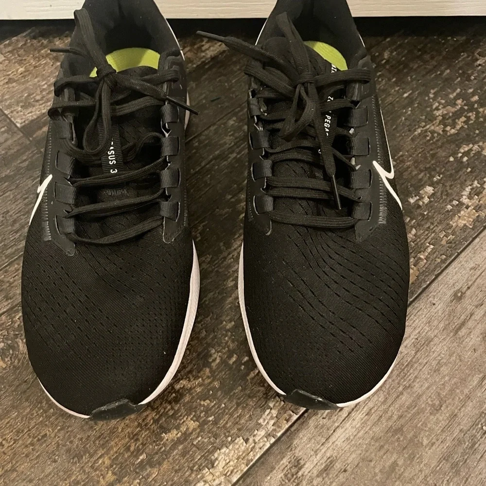 Nike Black and White Running Shoes Like New!